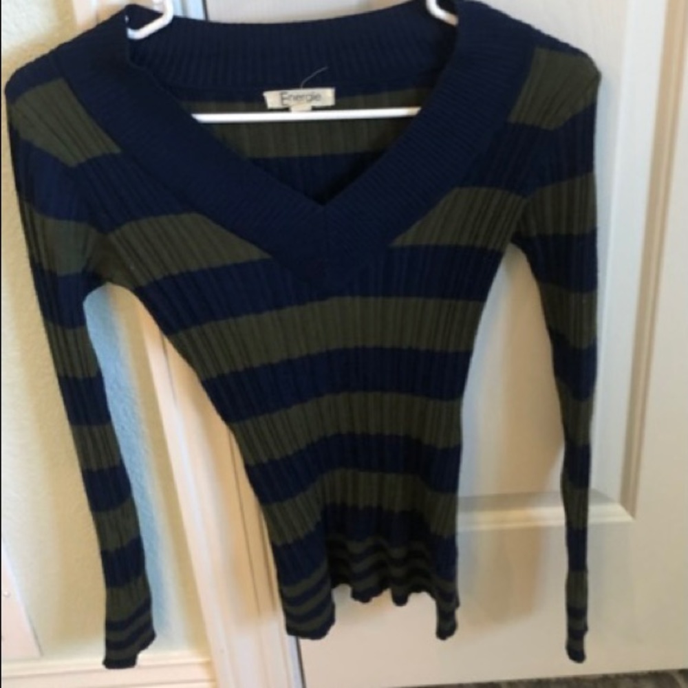 3 long sleeved sweaters n tops